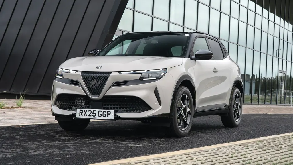 Alfa Romeo Junior 115kW Elettrica 54kWh 5dr Auto Technology pack