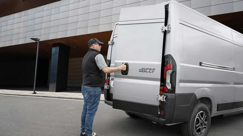Iveco Superjolly E 35F20 Electric 205KW 110Kwh Extra High Roof Van 4035 WB Auto