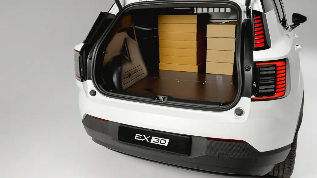 Volvo EX30 Electric 200KW 69KWH SM Extended Range Core Cargo Auto
