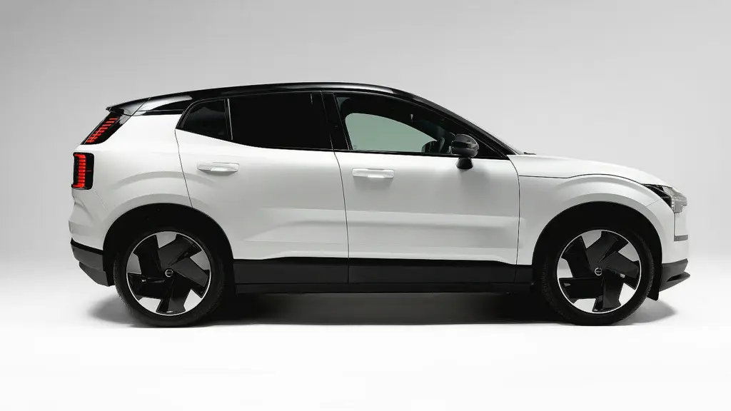 Volvo EX30 Electric 200KW 69KWH SM Extended Range Core Cargo Auto